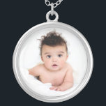 Collier Modèle photo de bébé personnalisé<br><div class="desc">Ajoutez la photo de votre bébé à ce collier pour un cadeau personnalisé ou offrez-vous un délice. C'est un choix merveilleux pour les vacances, la fête de la mère, la fête des grands-parents et d'autres occasions spéciales. Chargez la photo sélectionnée à la place de l'exemple de photo affiché dans le...</div>