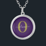 Collier Monogramme customisé Nom du script Purple White Go<br><div class="desc">Ce monogramme élégant et design de nom de script peut être offert en cadeau pour un anniversaire, mariage, douche nuptiale, anniversaire, fête des mères ou toute occasion. Il peut être personnalisé avec l'initiale et le nom de la personne. Vous pouvez modifier la police, la couleur de police, la taille de...</div>