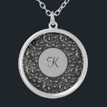 Collier Monogramme Empreinte de léopard Black Silver Grey<br><div class="desc">Monogramme ce collier d'argent gris et noir Poster de animal Empreinte de léopard. Fait un grand cadeau pour elle ou pour vos demoiselles d'honneur.</div>