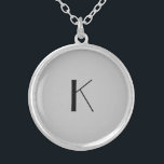 Collier Monogramme initial Élégant minimaliste gris noir<br><div class="desc">Un cadeau pour elle. Un collier de casier initial monogrammé qui est élégant dans sa simplicité. Argent,  ou plaque d'argent,  Gris et Noir. Modifiez l'initiale pour personnaliser pour votre destinataire.</div>