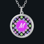 Collier Monogramme Motif à fleurs rétro coloré<br><div class="desc">Ce joli design girly présente un motif floral clair et coloré dans les tons rose, violet, bleu et vert sur un arrière - plan noir. Il a un espace en forme de fleur dans orchidée - violet où vous pouvez ajouter votre monogramme / initial en blanc pour personnaliser. C'est un...</div>