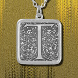 Collier monogramme orné antique - lettre T<br><div class="desc">monogramme orné antique - lettre T en gris argenté. Élégante initiale décorative du XVIe siècle avec un motif floral. Alma Wad a édité et appliqué l'image originale à ce collier. Avec l'aimable autorisation de Internet Archive Book Images.</div>