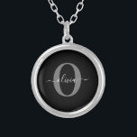 Collier Monogramme personnalisé Nom de script noir blanc g<br><div class="desc">Ce monogramme élégant et design de nom de script peut être offert en cadeau pour un anniversaire, mariage, douche nuptiale, anniversaire, fête des mères ou toute occasion. Il peut être personnalisé avec l'initiale et le nom de la personne. Vous pouvez modifier la police, la couleur de police, la taille de...</div>
