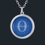 Collier Monogramme personnalisé Nom du script Bleu Blanc<br><div class="desc">Ce monogramme élégant et design de nom de script peut être offert en cadeau pour un anniversaire, mariage, douche nuptiale, anniversaire, fête des mères ou toute occasion. Il peut être personnalisé avec l'initiale et le nom de la personne. Vous pouvez modifier la police, la couleur de police, la taille de...</div>