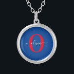 Collier Monogramme personnalisé Nom du script Bleu Blanc R<br><div class="desc">Ce monogramme élégant et design de nom de script peut être offert en cadeau pour un anniversaire, mariage, douche nuptiale, anniversaire, fête des mères ou toute occasion. Il peut être personnalisé avec l'initiale et le nom de la personne. Vous pouvez modifier la police, la couleur de police, la taille de...</div>