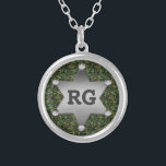 Collier Monogramme vert d'insigne de shérif de motif de<br><div class="desc">Cette conception personnalisable de motif de camo a un insigne de shérif en métal avec l'espace pour que vous ajoutiez votre monogramme/initiales ou tout autre texte. Le camouflage est aux nuances du vert et du brun. C'est une grande conception pour une personne dans les militaires, un vétéran, une femme ou...</div>