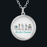 Collier New York Hanoukka NYC Landmarks Chanukah Holiday<br><div class="desc">Il présente une illustration originale de monuments classiques de New York, dont Washington Carré Arch, Brooklyn Bridge et Statue de la Liberté, "habillés" pour les vacances. Parfait pour tous ceux qui vivent ou aiment l'"agitation" de NYC pendant la saison Hanoukka. Cette illustration est également disponible sur d'autres produits. Ne vois-tu...</div>