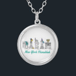 Collier New York Hanoukka NYC Landmarks Chanukah Holiday<br><div class="desc">Il présente une illustration originale de monuments classiques de New York, dont Washington Carré Arch, Brooklyn Bridge et Statue de la Liberté, "habillés" pour les vacances. Parfait pour tous ceux qui vivent ou aiment l'"agitation" de NYC pendant la saison Hanoukka. Cette illustration est également disponible sur d'autres produits. Ne vois-tu...</div>