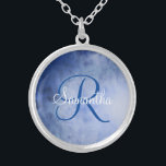 Collier Nom du monogramme Aquarelle bleu blanc tendance<br><div class="desc">Collier d'argent Monogrammé bleu et blanc Aquarelle. Ajoutez votre nom et votre initiale. Fait un grand cadeau de fête de mariée pour vos demoiselles d'honneur,  un grand cadeau d'anniversaire pour elle,  ou toute occasion où elle aimera ce collier de serrure.</div>