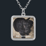 Collier Nom noir personnalisé de photo de chien de<br><div class="desc">Personnalisez ce souvenir avec votre photo du chien ou du chiot et nom (ou toute autre photo d'animal familier ou de personne/nom). Le texte lit le "meilleur chien jamais" ou ajoute votre propre texte - nous aimons Bella (le nom du chien), anniversaire du chien ou jour du dépassement. Cliquez sur...</div>