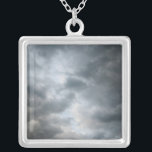 Collier Nuages de tempête en panne<br><div class="desc">Des nuages orageux foncés se détachent au premier plan de cette photo couleur. Les couches de nuages deviennent des nuances de gris plus claires et plus profondes dans l'image. Des indices de ciel bleu clair sont visibles au-delà des nuages de tempête lorsque le temps commence à s'éclaircir. Photo numérique, couleur....</div>