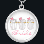 Collier nuptial Marié Cupcake Cupcake Coeur Rose<br><div class="desc">Le collier présente une illustration originale d'une rangée de cupcakes à la vanille dépoli avec des coeurs roses,  et BRIDE dans une police amusante. Un cadeau parfait pour la mariée !</div>