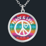 Collier Paix et amour Tie Dye Stripes<br><div class="desc">Montrez un peu de paix et d'amour avec ce signe de paix blanc et forme de coeur avec le texte "Paix et Amour". L'Arrière - plan est coloré teint de rayures de style cravate dans un arc-en-ciel de couleurs y compris rouge,  rose,  vert,  bleu,  violet,  orange et jaune.</div>