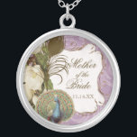 Collier Paon vintage et mère gravure à l'eau-forte de la<br><div class="desc">Cette conception vintage élégante de paon, de damassé et gravure à l'eau-forte est décrite sur un éventail de produits de mariage comprenant des invitations. Ce collier de souvenir d'argent sterling est parfait pour un cadeau nuptiale de douche pour la jeune mariée, pour les cadeaux des demoiselles d'honneur des bijoux pour...</div>