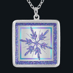 Collier Parties scintillant d'argent violet REGARDER Colli<br><div class="desc">Ce collier de flacons de neige de parties scintillant FAUX (IMPRIMÉ) aux couleurs violet, turquoise, turquoise, aqua, et argent correspond à l'invitation de mariage d'hiver présentée ci-dessous et ferait un beau cadeau à donner à vos accompagnateurs de mariage comme votre femme d'honneur, demoiselle d'honneur, et Flower Girl, ou l'acheter pour...</div>
