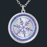 Collier Parties scintillant d'argent violet REGARDER Colli<br><div class="desc">Ce collier de flacons de neige de parties scintillant FAUX (IMPRIMÉ) aux couleurs violet, turquoise, turquoise, aqua, et argent correspond à l'invitation de mariage d'hiver présentée ci-dessous et ferait un beau cadeau à donner à vos accompagnateurs de mariage comme votre femme d'honneur, demoiselle d'honneur, et Flower Girl, ou l'acheter pour...</div>