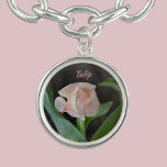Collier Pastel Rose Fancy Tulip Floral<br><div class="desc">Cette tulipe rose pastel unique,  encadrée et enveloppée de feuilles verts,  est un très beau collier pendentif fleuri. Contre un arrière - plan sombre,  son nom peut être customisé pour un cadeau vraiment beau et élégant à par chéri. Cette image est une photographie originale de JLW_PHOTOGRAPHY.</div>