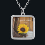 Collier Pays Sunflower Mariage Ouest<br><div class="desc">Le charmant collier de Pendentif Mariage Country Sunflower Western fait un cadeau personnalisé unique pour que la mariée soit ou soit son épouse. Ce joli bijou mariage à thème rustique chic et personnalisé présente une photo fleurie pittoresque de bottes de cowboy en cuir marron, fleurs de tournesol jaune et bois...</div>