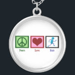 Collier Peace Love<br><div class="desc">Un signe de paix,  un coeur,  et une personne qui court. Un grand cadeau pour un coureur pour avoir terminé un marathon ou gagné une course de piste.</div>