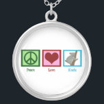 Collier Peace Love Koala Bear<br><div class="desc">Joli cadeau de Peace Love Koala qui comporte un signe de paix cool,  un beau coeur,  et un ours koala mignon. J'adore les adorables dessins d'animaux sauvages.</div>