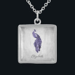 Collier Peacock Violet<br><div class="desc">Personnalisez un cadeau unique pour vos demoiselles d'honneur avec un collier violet Peacock. Le design du collier est composé d'un paon vibrant reposant sur une délicate vigne vigne blanche, face à un arrière - plan grunge. Personnalisez-vous avec le nom de la demoiselle d'honneur pour un souvenir précieux de votre grand...</div>