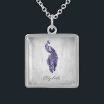 Collier Peacock Violet<br><div class="desc">Personnalisez un cadeau unique pour vos demoiselles d'honneur avec un collier violet Peacock. Le design du collier est composé d'un paon vibrant reposant sur une délicate vigne vigne blanche, face à un arrière - plan grunge. Personnalisez-vous avec le nom de la demoiselle d'honneur pour un souvenir précieux de votre grand...</div>