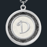 Collier pendant initial argenté personnalisé : : D<br><div class="desc">Montrez votre fierté dans vos initiales portant un pendentif de lettre de monogramme. La conception argentée élégante d'initiale de monogramme des pendentifs à la mode de bijoux créés exclusivement ajoutera un regard à la mode à votre vêtement. Le pendentif argenté initial fait également un cadeau mémorable pour n'importe quelle occasion...</div>