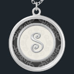 Collier pendant initial argenté personnalisé : : S<br><div class="desc">Montrez votre fierté dans vos initiales portant un pendentif de lettre de monogramme. La conception argentée élégante d'initiale de monogramme des pendentifs à la mode de bijoux créés exclusivement ajoutera un regard à la mode à votre vêtement. Le pendentif argenté initial fait également un cadeau mémorable pour n'importe quelle occasion...</div>