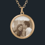 Collier Pendentif photo personnalisé<br><div class="desc">Personnalisez ce collier avec une photo spéciale. Ils font de grands souvenirs et des cadeaux pour les êtres chers, ou des occasions spéciales comme les anniversaires, les mariages et les vacances s. Pour redimensionner ou repositionner votre photo, cliquez sur le bouton Customiser. Cela vous amènera en mode édition et vous...</div>