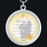 Collier photo argent rond à fleurs jaunes<br><div class="desc">Personnalisez ce joli collier pour avoir comme faveurs de mariage à votre réception de mariage ou pour en avoir un vous-même en souvenir de votre journée spéciale. Ce collier est aussi le cadeau parfait pour la mariée à sa douche de nuptiale. Personnalisez en ajoutant votre photo, et en changeant le...</div>