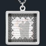 Collier photo Carré en argent en dentelle noire<br><div class="desc">Personnalisez ce joli collier pour avoir comme faveurs de mariage à votre réception de mariage ou pour en avoir un vous-même en souvenir de votre journée spéciale. Ce collier est aussi le cadeau parfait pour la mariée à sa douche de nuptiale. Personnalisez en ajoutant votre photo.</div>
