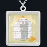 Collier photo Carré Fleur Jaune Argent<br><div class="desc">Personnalisez ce joli collier pour avoir comme faveurs de mariage à votre réception de mariage ou pour en avoir un vous-même en souvenir de votre journée spéciale. Ce collier est aussi le cadeau parfait pour la mariée à sa douche de nuptiale. Personnalisez en ajoutant votre photo, et en changeant le...</div>