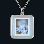 Collier Photo de l'oubli-moi-non en bleu<br><div class="desc">Photo adorable des fleurs d'oubli-me-pas sur un arrière - plan bleu bébé. Personnalisez avec son nom pour un cadeau inoubliable.</div>