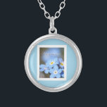 Collier Photo de l'oubli-moi-non en bleu<br><div class="desc">Photo adorable des fleurs d'oubli-me-pas sur un arrière - plan bleu bébé. Personnalisez avec son nom pour un cadeau inoubliable.</div>