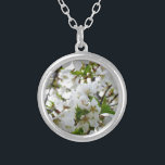 Collier Photo florale blanche arbre à écoulement blanc<br><div class="desc">Belle matinée de printemps - l'odeur des fleurs de cerisiers blancs remplit l'air.</div>