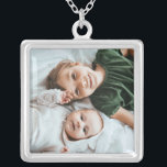 Collier Photo personnalisée<br><div class="desc">Ajoutez votre photo personnalisée à ce collier pour emmener vos proches partout où vous allez ! Ferait un grand cadeau pour les nouvelles mères, la fête des mères, Noël, anniversaires, grand-mères, votre meilleur ami ou toute autre personne spéciale dans votre vie. Cliquez sur le bouton "Customiser" pour ajouter votre propre...</div>