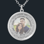 Collier Photo personnalisée mariage<br><div class="desc">Motif de parties scintillant argent moderne avec étincelles blanches et photos personnalisées. 1er anniversaire de mariage. Année pouvant être modifiée</div>