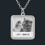 Collier Photo simple, moderne personnalisée pour animaux d<br><div class="desc">Ajoutez votre propre photo et texte pour créer un cadeau photo unique. Ce collier ou pendentif est prêt à être customisé avec votre photo et vos propres noms ou message en lettres de style machine à écrire noir en détresse. Le style simple, moderne, noir et blanc est très réussi avec...</div>