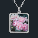 Collier Pink Peonies Photographie originale<br><div class="desc">Collier de bouquet Pink Peony créé à partir de ma photographie d'art originale. Sélectionnez la taille et la forme souhaitées.</div>