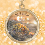 Collier Plaqué Or Belle photo de Honey Bee<br><div class="desc">Macro photographie d'une abeille de miel BEEutiful sirotant de l'eau brillante au soleil. Appréciez ce magnifique et élégant collier pendentif. Personnalisez avec le nom d'un apiculteur. Le monde a besoin de plus d'abeilles. Cette image est une photographie naturelle originale de JLW_PHOTOGRAPHY.</div>