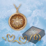 Collier Plaqué Or Bronze Ein Od Milvado sur Gold Mandala<br><div class="desc">Surprenez-la avec ce magnifique mandala en or avec les mots hébreux Ein Od Milvado,  traduit comme "Il n'y a personne d'autre que Lui (Hashem)". Créez un ensemble cadeau avec la boîte à bijoux correspondante. Vous serez impressionné par l'impression couleur vive et de haute qualité.</div>