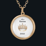 Collier Plaqué Or Couronne<br><div class="desc">Placé en or et en forme ronde, ce charmant collier a au centre l'image d'une couronne de reines de concours brillante en or. Image sur le devant seulement. Texte du nom et de la date du concours. Parfait pour les pourcentages et les hôtesses d'antan ! Vous pouvez customiser ce collier...</div>