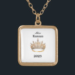 Collier Plaqué Or Couronne<br><div class="desc">Placé en or et en forme carré, ce charmant collier a au centre une image d'une couronne de reines en or brillante. Image sur le devant seulement. Texte du nom et de la date du concours. Parfait pour les pourcentages et les hôtesses d'antan ! Vous pouvez customiser ce collier avec...</div>