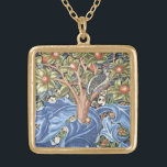 Collier Plaqué Or Cru floral de tapisserie de pivert de William<br><div class="desc">Art vintage floral de tapisserie de pivert de William Morris Il montre un pivert se reposant dans la branche d'un arbre fruitier et comporte un arrière - plan fleuri distinctif de feuille bleu et de fruit orange. Art par William Morris Mouvement : Arts britanniques et métiers/art Nouveau Belle conception vintage...</div>