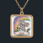 Collier Plaqué Or Cute Baby Koala Rainbow Nom personnalisé<br><div class="desc">Ce design enchanteur présente un adorable koala bébé au milieu d'un arc-en-ciel vibrant, créant une atmosphère fantasque et chaleureuse. Parfait pour les crèches, les salles de jeux ou tout espace où vous voulez insuffler un sentiment d'émerveillement. La palette de couleurs joyeuse et variée ajoute non seulement une explosion de bonheur,...</div>