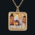 Collier Plaqué Or *~* FAMILLE AP42 Photo Pic Parties scintillant Or<br><div class="desc">CARRÉ GOLD NECKLACE - PARTIES SCINTILLANT et lettres bloc blanc (ID de recherche AP42 pour des conceptions similaires sur divers produits ) * Énergétiquement Amélioré souvenir Garde mémoire famille. Téléchargez votre photo de famille. En ce moment, le texte dit "FAMILLE" Une zone de texte est disponible. Personnaliser Customiser la couleur...</div>