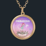 Collier Plaqué Or 👸 Fée brillante Princesse Nom personnalisé<br><div class="desc">C’est l’imaginaire de chaque fille d’être une belle princesse. Ce design comprend une princesse féerique, une couronne élégante pour placer le nom de votre enfant, un arrière - plan pétillant de poussière de fée, et une fée scintillante. Les mots "Petite Princesse" sont tous deux écrits en polices spéciales. Parfait pour...</div>