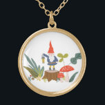 Collier Plaqué Or Gnome de région boisée<br><div class="desc">L'illustration orientée lunatique de région boisée verte et rouge a conçu par Shelby Allison comportant un caractère minuscule,  des champignons,  des fleurs et le feuillage de gnome.</div>