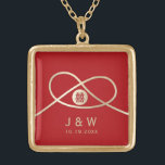 Collier Plaqué Or Gold Knot Union Double Bonheur Mariage chinois<br><div class="desc">Double bonheur minimaliste moderne noeud d'union, d'amour et de mariage en rouge et or. Le double bonheur est un symbole classique et auspicieux utilisé dans tous les mariages chinois, orientaux et asiatiques. Conçu par fat*fa*tin. Facile à customiser avec votre propre texte, photo ou image. Pour des demandes personnalisées, veuillez contacter...</div>