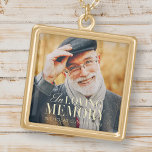 Collier Plaqué Or In Love Memory Modern Elegant Photo Memorial<br><div class="desc">Ce design simple et moderne est composé de typographie serif et cursive et d'ajouter une photo personnalisée.</div>